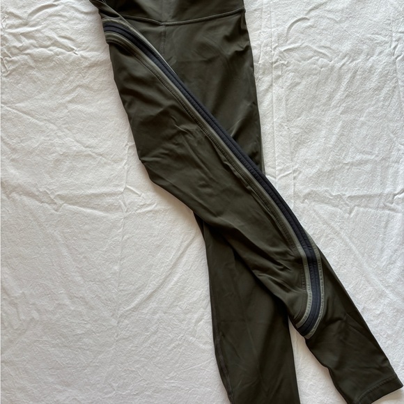 olive Lulu lemon leggings with cute stripe detailing - Picture 3 of 4